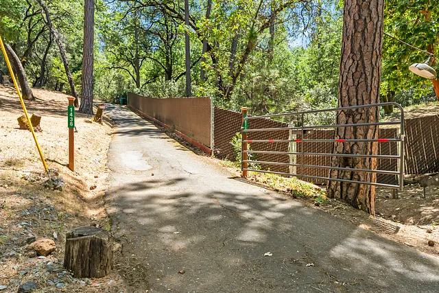 1471 Casper Ln, Arrival & the Setting