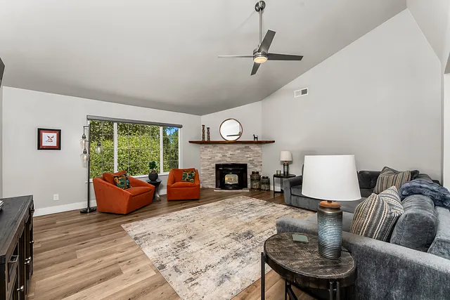 1471 Casper Ln, Living Room