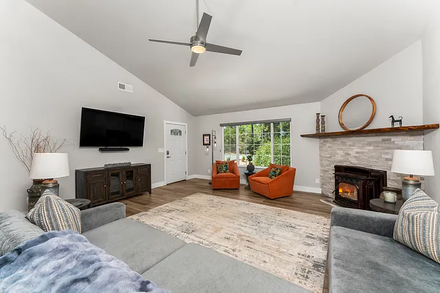 1471 Casper Ln, Living Room